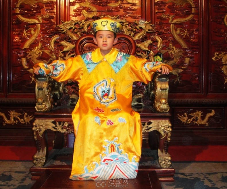 儿子今天去滕王阁游玩,穿上"龙袍"当了一回"小皇帝",那样子,还像那么